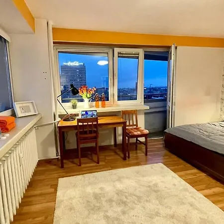 Orange Metro Fast Wifi 1gbs Big Tv Hbo Appletv Apartment